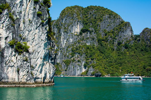 一、 下龙湾：传说中的海湾