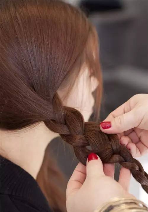 以婚女人梦见给别人编头发是什么寓意？梦见给别人编辫子有什么特殊含义？