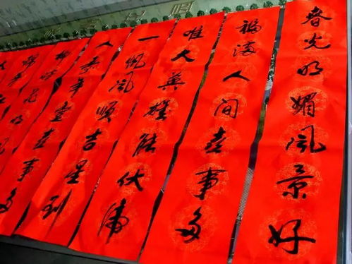 手贴春联，春节文化传承爆款！