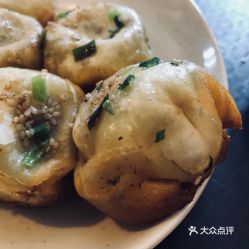 哑巴生煎绝绝子：观前路老店4元一个 比那些连锁店香一半不止排长队也值得！