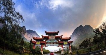 慧塔迎曦。清晨缓缓升起的雾气，伴着悬磬演音，为这所留存久远的古寺增添了几番神秘的面纱。 （延福十景——悬磬演音） 在寺内， 古木留存着历史持续发展的年轮，透过阳光洒下斑驳的光影画卷，不经意间就透露出风云变幻的凡尘。 这里的晨光说较长不较长， 说较短不较短，趁着霞光微露走上镇澜桥，瞬间弥漫上心间的凉意