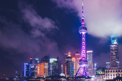 不管你是初到沪城还是老客，夜幕降临的东方明珠总能把你拉进一场光与影的梦游。
