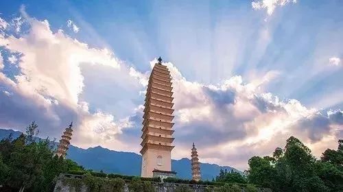 3）现场购票窗口：在景区入口处， 有时会出现临时促销，比方说“今日特惠，只需49元即可拿到两张门票”。这种促销多半为应对游客量较低的时候进行补货，所以呢并不是全年稳定存在。建议提前打电话询问或关注景区微信公众号获取实时信息，以免错过机会。