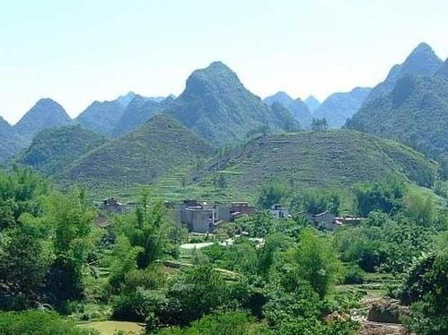 云南曲靖珠江源古镇的风水布局是怎样的？坟地风水图片能展示哪些特点？