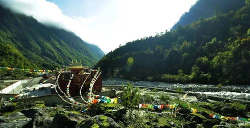 峡沟壁挂公路：绝美的视觉盛宴