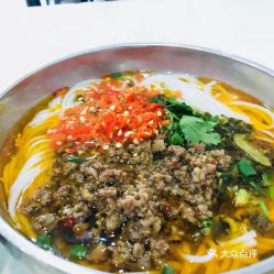 2. 砂锅米线——辣得你想哭，却又忍不住再来一碗