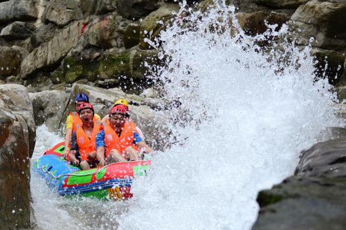 炎炎夏日你是否还在为寻找一个清凉避暑的好去处而苦恼？别担心，赣州周边的夏日漂流活动，觉对是亲子游的首选！让我们一起来一场说走就走的清凉之旅吧！