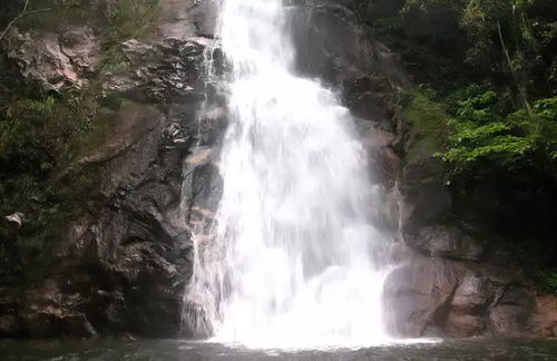 天泉瀑布：广东第一峰