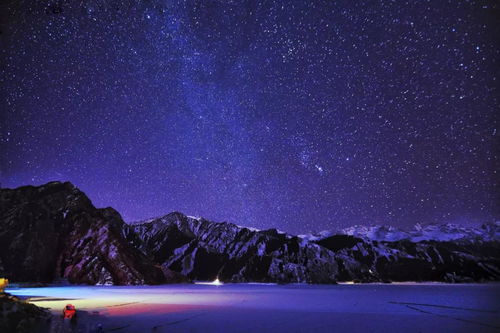 夜间观光：星空与灯光交织的不确定性