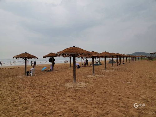 3. 海滨浴场亲子游泳：挖沙子是永恒的主题