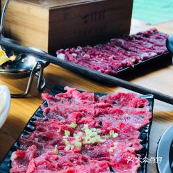 附近有没有好吃的正宗牛骨头火锅店推荐？一场关于饥饿与寻找的混乱实录