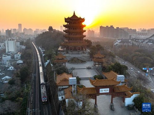 晨曦之美：黄鹤楼的第一缕阳光