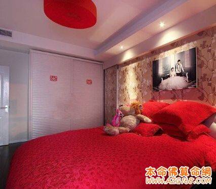 禁忌1：床头悬挂崭新鲜婚照
