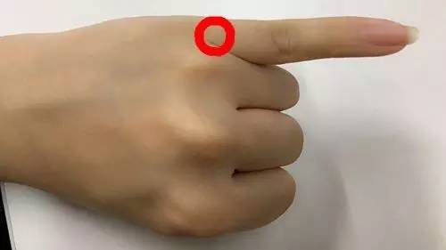 手指中指青筋明显，如何通过风水改变？