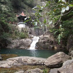 这里既有独特的文化氛围， 又有美丽的自然风景，对女生来说是个不错的选择