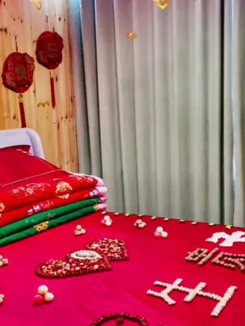 “婚床铺新，百年好合，传统婚俗新风尚！”