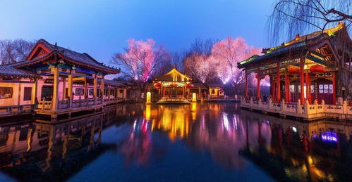 1. 百花洲畔漫步：诗情画意，流光溢彩