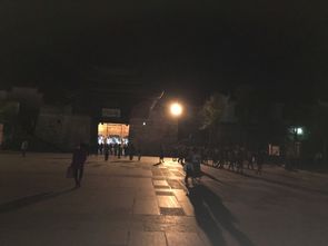 暗夜灯火：星光下的老街故事