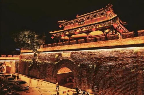 城墙是城市的脊梁， 也是游客的摇摇欲坠的跑道