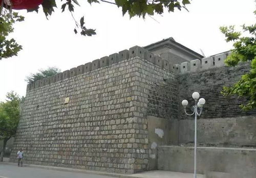 2）古城墙与石板街：历史与现代交错