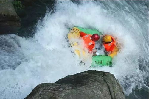 五、  飞水涯风景区：瀑布飞流，壮观奇观