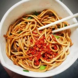 2. 热干面：面香四溢的街头风味（小心被抢光！）