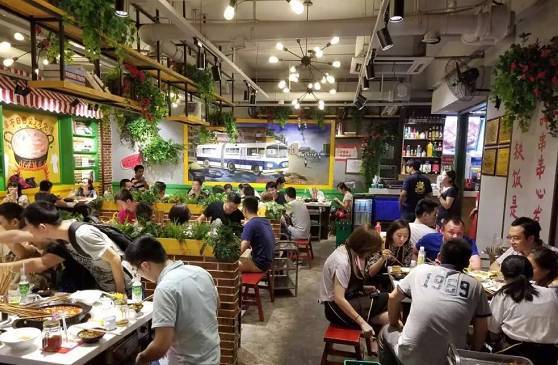 火锅烧烤：夜宵狂欢