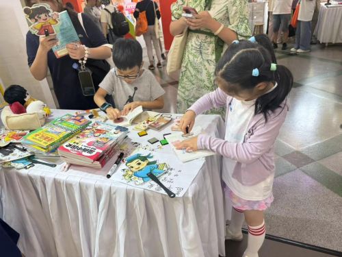 香港平安夜：传统习俗与现代潮流交融盛宴
