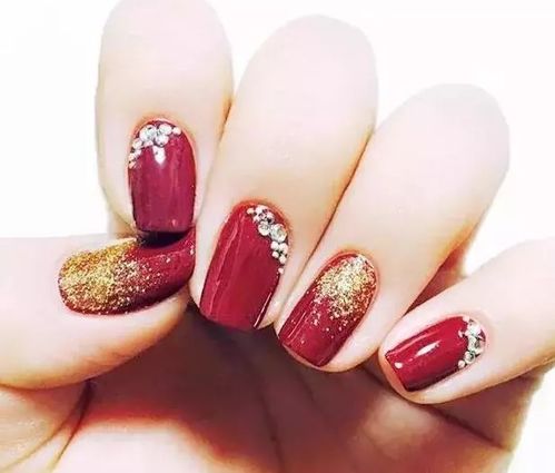 如何将风水画元素融入红色美甲，并用花朵图案进行美甲设计？