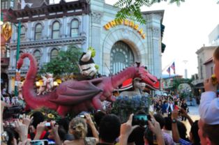 傍晚收官—灯光秀+购物狂欢