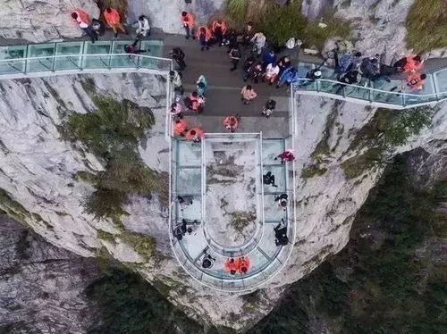 悬崖栈道：挑战与风景并存