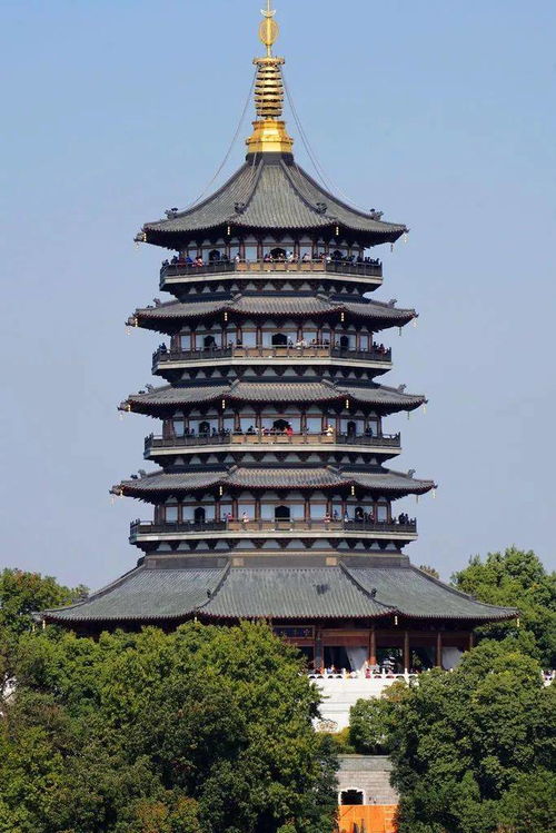 三、塔底下的“地下密室”——谁在偷跑？谁在埋宝？