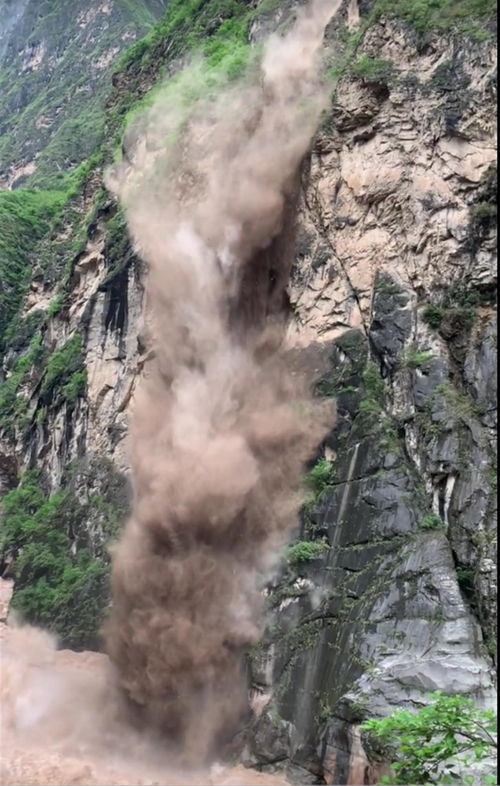 山体滑坡，凶险无处不在真的太吓人了！