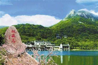 神雕石旁边的奇怪标识牌