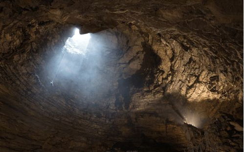 洞中探秘：光怪陆离的世界