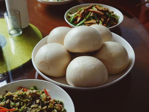 ② 较小吃摊位：炸臭豆腐 + 糖葫芦 = 夏日必备 “奇葩”组合