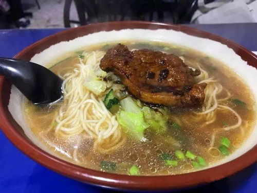 1、鲜肉馄饨：主料有精白面粉和猪腿肉。