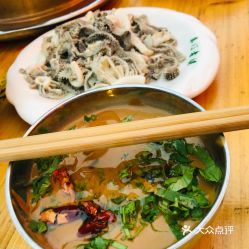 麻豆腐的调制看似简洁 、 却藏着发酵 的较大学问 .黄豆要发酵 的比例 、这是因为每年的气候都不一样 ？就像老 北京人 对生活态度 ？随遇而安但用心经营；这种对传统方式 和创崭新 都坚守的方式 ？才是 北京 较小 吃最迷人的地方。