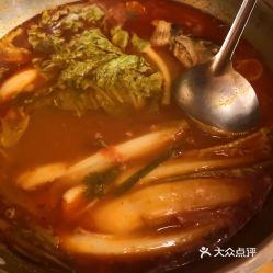 一、酸汤鱼——苗族的灵魂C位（但别指望它会唱歌）