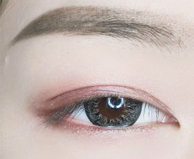 眼睛自带红色眼影,眼睛涂红色眼影叫什么妆容