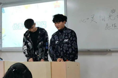 ⑦ 郑旭东 — 旭日东升，一天之计在于晨。（别忘了早起练跑步， 否则旭东变成“迟到王”)