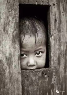 夜深人静时镜中脸庞为何扭曲，笑声凄厉？——揭秘风水与生肖背后的玄学真相