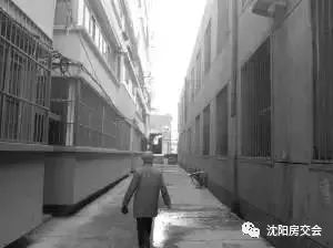 一、正对大街胡同、道路的不要买