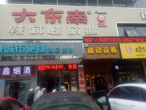 噪音插入：鸟叫声、车流声、喧闹的人声