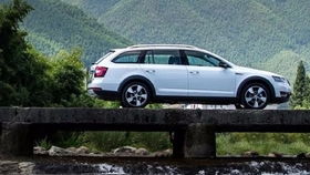 路况的“变量”：平峰是“坦途”， 高峰是“停车场”