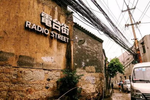 噪音插入：街道上的喧闹声