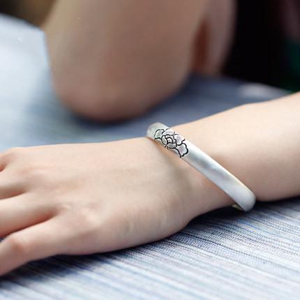八字中哪些生肖不宜佩戴银饰？缺木的八字能否佩戴银饰？
