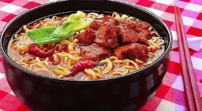 #早餐#：翠湖公园边的摊位 + 10元的油条+豆浆组合 🍜（顺便收集散落的鸡蛋壳）