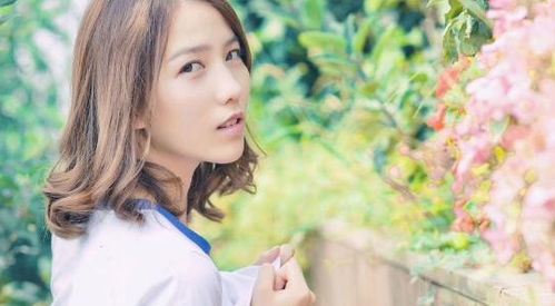 这位女生八字中蕴含的强大魅力，是不是让她在人群中格外引人注目呢？