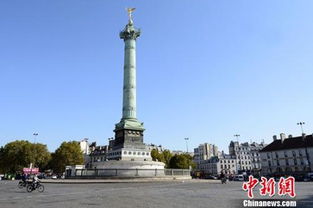 历史碎片+噪声混搭